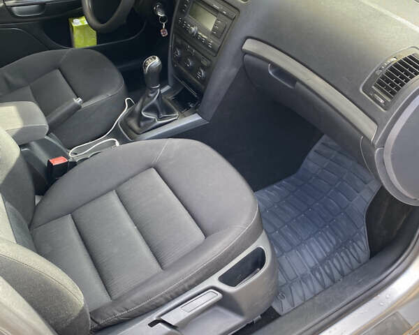 Серый Шкода Октавия, объемом двигателя 2 л и пробегом 220 тыс. км за 6200 $, фото 1 на Automoto.ua