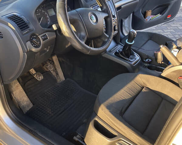 Шкода Октавия 2006 в Черновцах на Automoto.ua Серый Шкода Октавия, объемом двигателя 1.97 л и пробегом 250 тыс. км за 5800 $, фото 10 на Automoto.ua