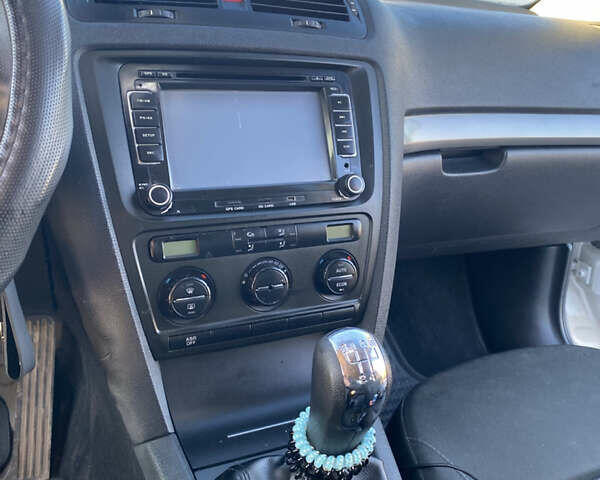 Шкода Октавия 2006 в Черновцах на Automoto.ua Серый Шкода Октавия, объемом двигателя 1.97 л и пробегом 250 тыс. км за 5800 $, фото 9 на Automoto.ua