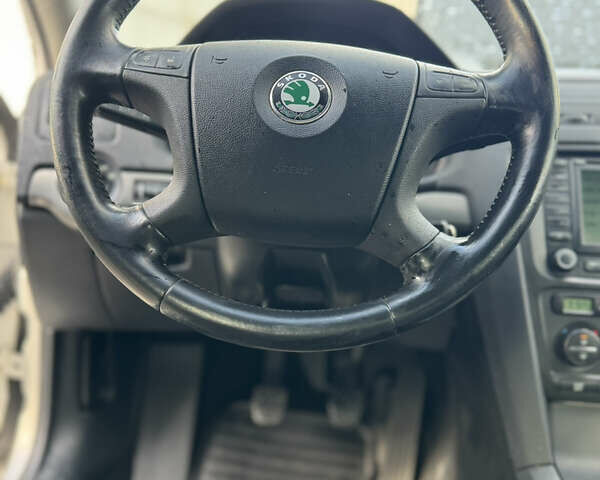 Шкода Октавия 2006 в Львове на Automoto.ua Серый Шкода Октавия, объемом двигателя 1.6 л и пробегом 198 тыс. км за 5890 $, фото 23 на Automoto.ua