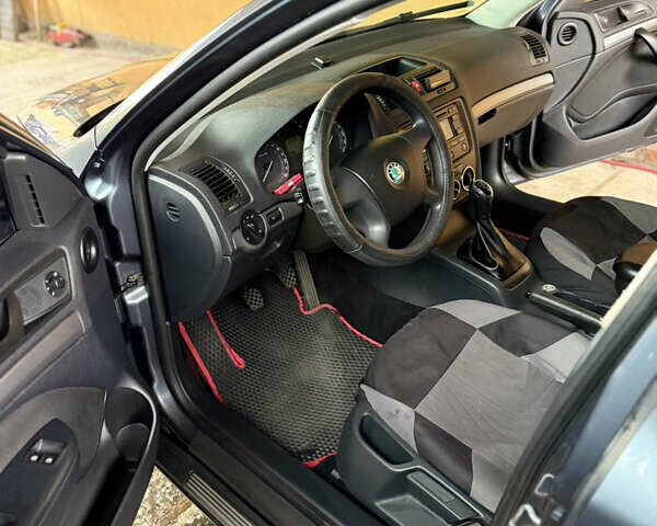 Серый Шкода Октавия, объемом двигателя 1.6 л и пробегом 214 тыс. км за 7000 $, фото 2 на Automoto.ua