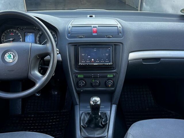 Серый Шкода Октавия, объемом двигателя 1.6 л и пробегом 258 тыс. км за 6200 $, фото 6 на Automoto.ua