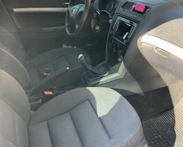 Сірий Шкода Октавія, об'ємом двигуна 2 л та пробігом 302 тис. км за 6100 $, фото 23 на Automoto.ua