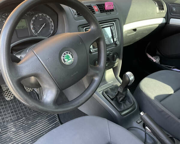 Сірий Шкода Октавія, об'ємом двигуна 2 л та пробігом 302 тис. км за 6100 $, фото 26 на Automoto.ua