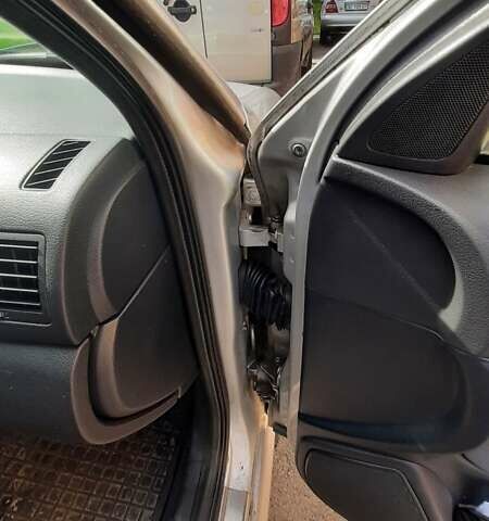 Шкода Октавия 2006 в Львове на Automoto.ua Серый Шкода Октавия, объемом двигателя 1.9 л и пробегом 400 тыс. км за 5000 $, фото 9 на Automoto.ua