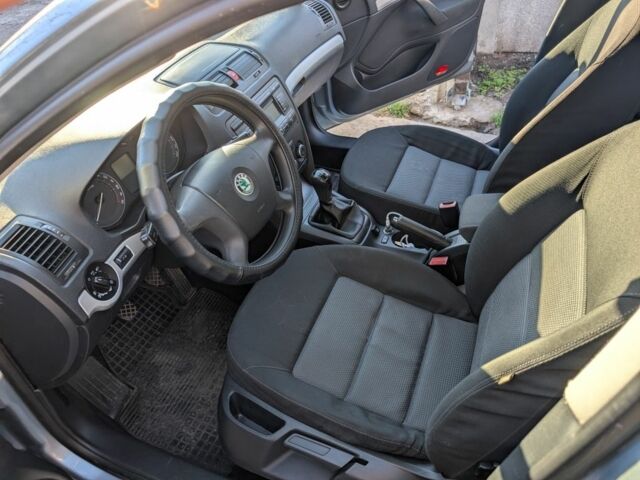 Серый Шкода Октавия, объемом двигателя 1.6 л и пробегом 300 тыс. км за 5500 $, фото 3 на Automoto.ua