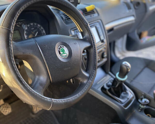 Шкода Октавия 2006 в Черновцах на Automoto.ua Серый Шкода Октавия, объемом двигателя 1.97 л и пробегом 250 тыс. км за 5800 $, фото 8 на Automoto.ua