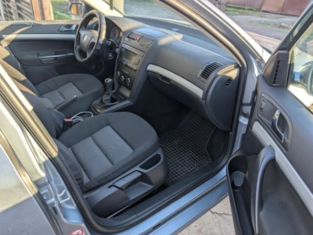 Серый Шкода Октавия, объемом двигателя 1.6 л и пробегом 300 тыс. км за 5500 $, фото 4 на Automoto.ua