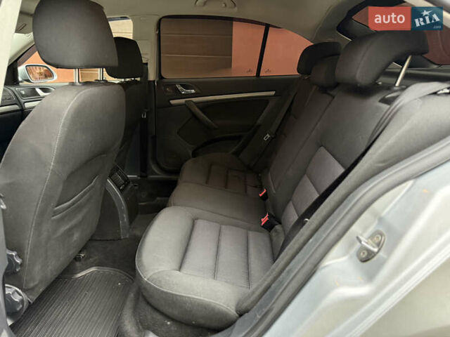 Сірий Шкода Октавія, об'ємом двигуна 2 л та пробігом 301 тис. км за 6150 $, фото 28 на Automoto.ua
