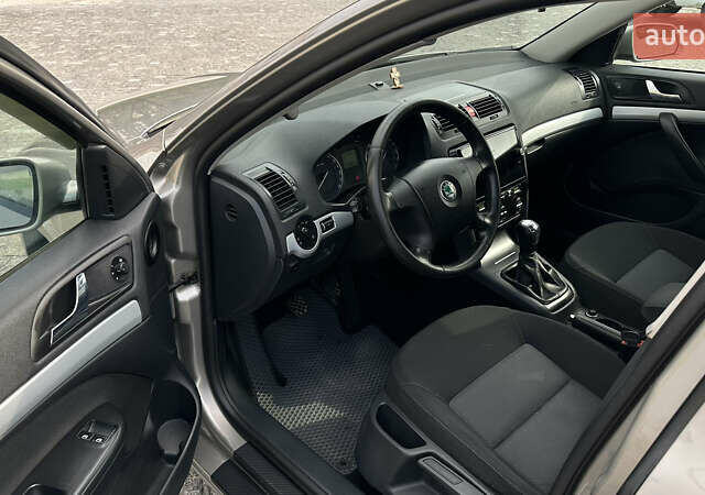 Сірий Шкода Октавія, об'ємом двигуна 1.6 л та пробігом 200 тис. км за 6100 $, фото 23 на Automoto.ua
