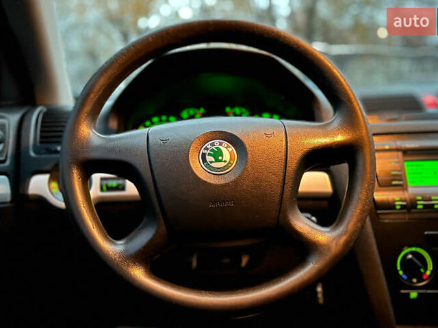 Серый Шкода Октавия, объемом двигателя 1.6 л и пробегом 250 тыс. км за 5850 $, фото 7 на Automoto.ua