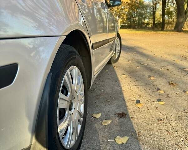 Серый Шкода Октавия, объемом двигателя 1.6 л и пробегом 325 тыс. км за 5500 $, фото 7 на Automoto.ua