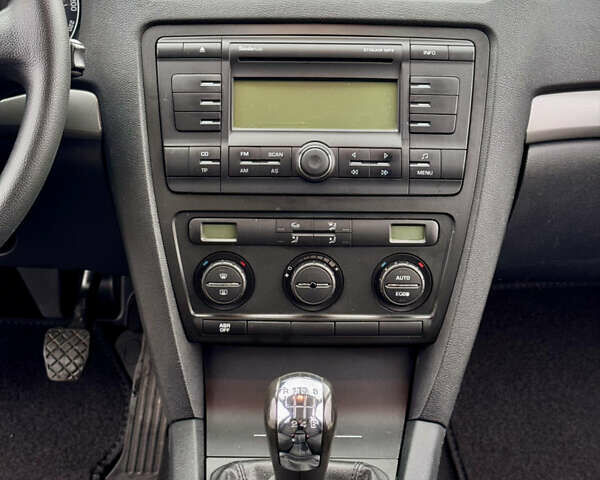 Сірий Шкода Октавія, об'ємом двигуна 2 л та пробігом 246 тис. км за 5999 $, фото 24 на Automoto.ua