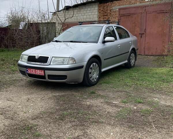 Серый Шкода Октавия, объемом двигателя 1.6 л и пробегом 200 тыс. км за 5499 $, фото 2 на Automoto.ua