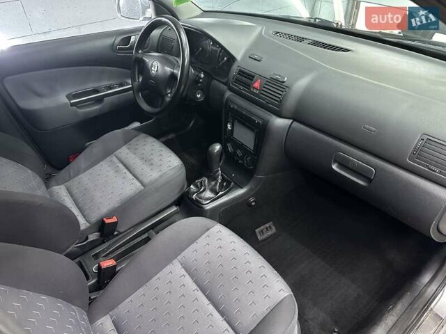 Серый Шкода Октавия, объемом двигателя 1.6 л и пробегом 218 тыс. км за 4950 $, фото 3 на Automoto.ua