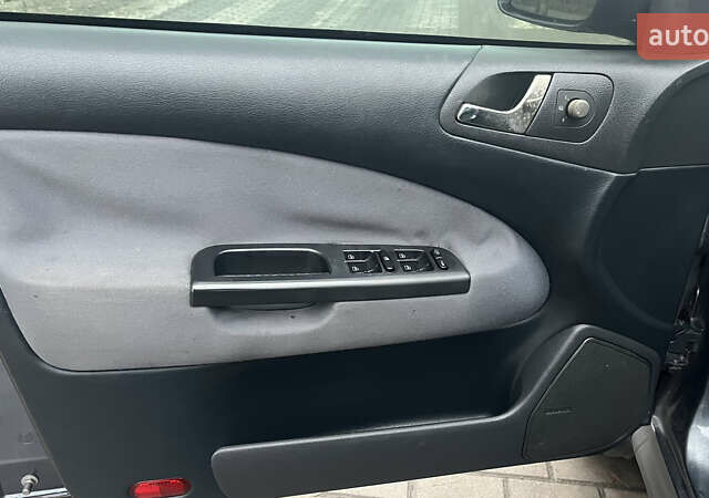 Серый Шкода Октавия, объемом двигателя 1.6 л и пробегом 250 тыс. км за 3500 $, фото 4 на Automoto.ua