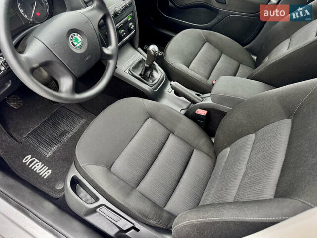 Сірий Шкода Октавія, об'ємом двигуна 2 л та пробігом 246 тис. км за 5999 $, фото 26 на Automoto.ua