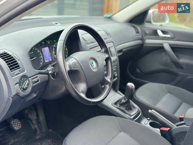 Серый Шкода Октавия, объемом двигателя 1.6 л и пробегом 190 тыс. км за 6390 $, фото 58 на Automoto.ua