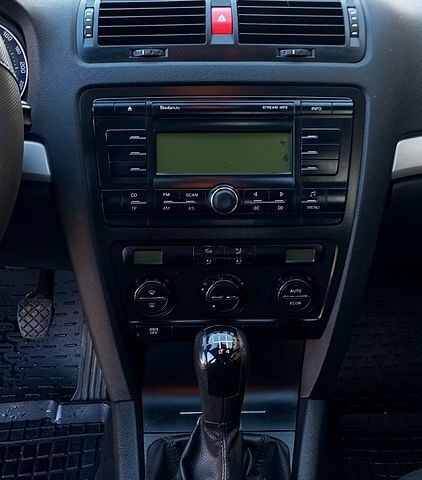 Сірий Шкода Октавія, об'ємом двигуна 1.6 л та пробігом 240 тис. км за 4228 $, фото 2 на Automoto.ua