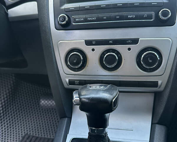 Серый Шкода Октавия, объемом двигателя 1.4 л и пробегом 205 тыс. км за 6800 $, фото 4 на Automoto.ua