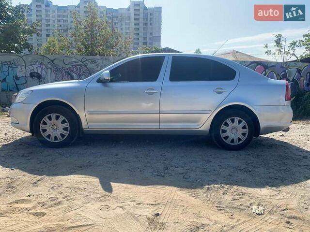 Серый Шкода Октавия, объемом двигателя 1.6 л и пробегом 235 тыс. км за 7700 $, фото 2 на Automoto.ua