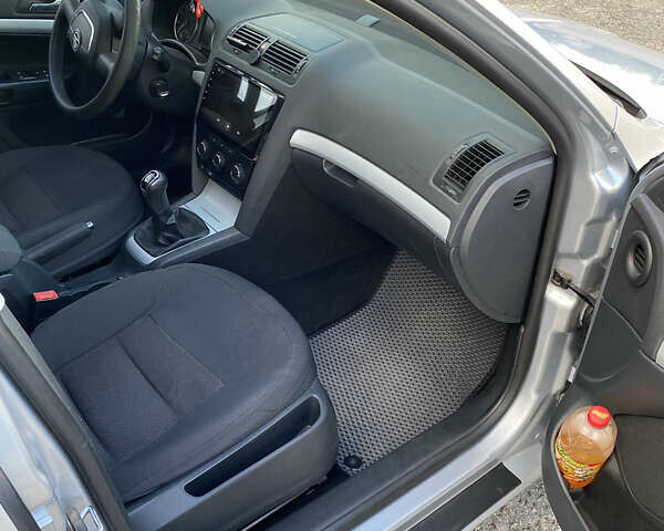 Сірий Шкода Октавія, об'ємом двигуна 1.8 л та пробігом 170 тис. км за 7500 $, фото 13 на Automoto.ua
