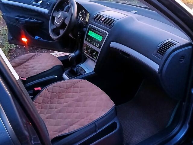 Серый Шкода Октавия, объемом двигателя 1.6 л и пробегом 180 тыс. км за 8600 $, фото 6 на Automoto.ua