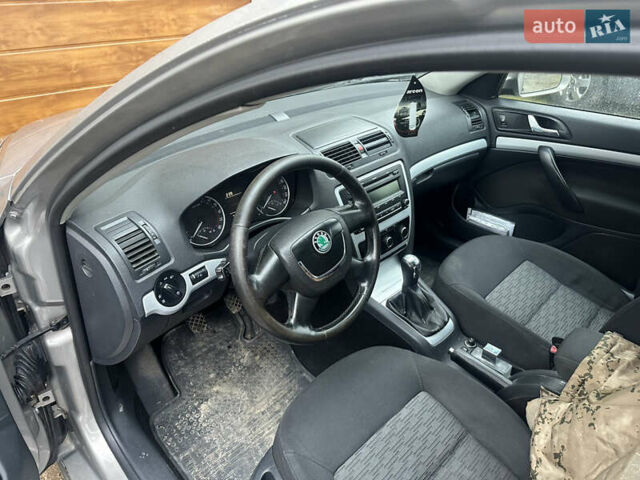 Серый Шкода Октавия, объемом двигателя 1.6 л и пробегом 290 тыс. км за 6600 $, фото 2 на Automoto.ua