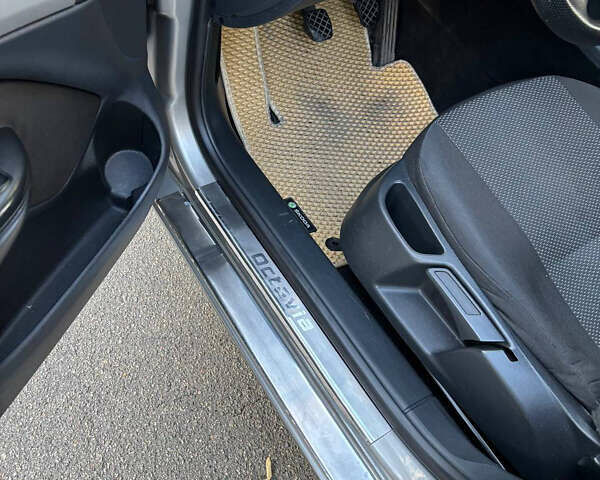 Серый Шкода Октавия, объемом двигателя 1.8 л и пробегом 248 тыс. км за 7500 $, фото 9 на Automoto.ua