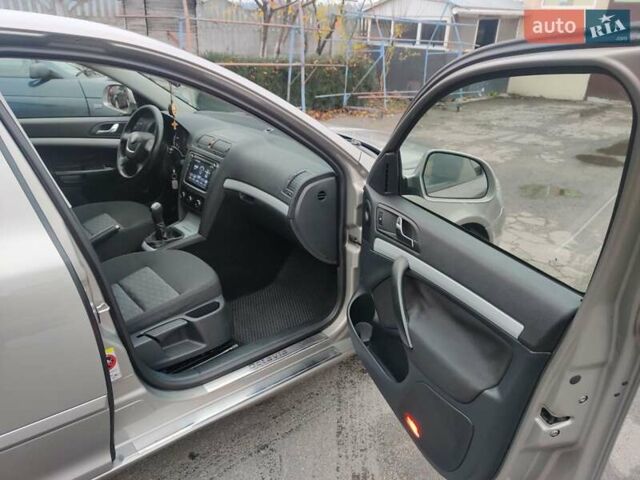 Серый Шкода Октавия, объемом двигателя 1.6 л и пробегом 270 тыс. км за 8500 $, фото 6 на Automoto.ua