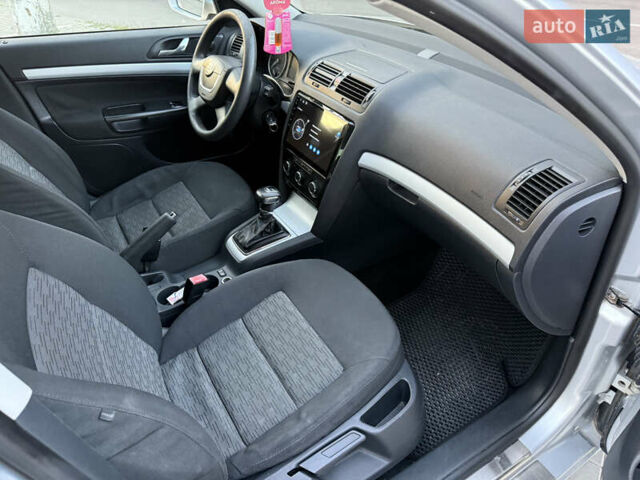 Серый Шкода Октавия, объемом двигателя 1.6 л и пробегом 262 тыс. км за 7600 $, фото 10 на Automoto.ua