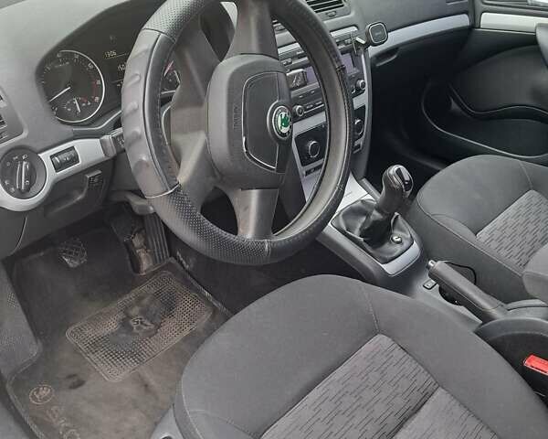 Серый Шкода Октавия, объемом двигателя 1.6 л и пробегом 225 тыс. км за 7700 $, фото 2 на Automoto.ua