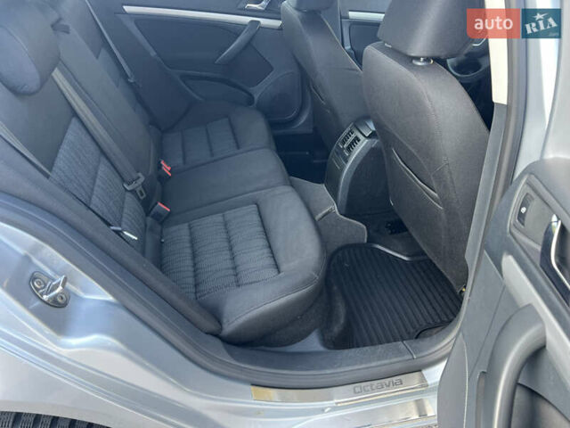 Сірий Шкода Октавія, об'ємом двигуна 1.8 л та пробігом 215 тис. км за 7200 $, фото 7 на Automoto.ua