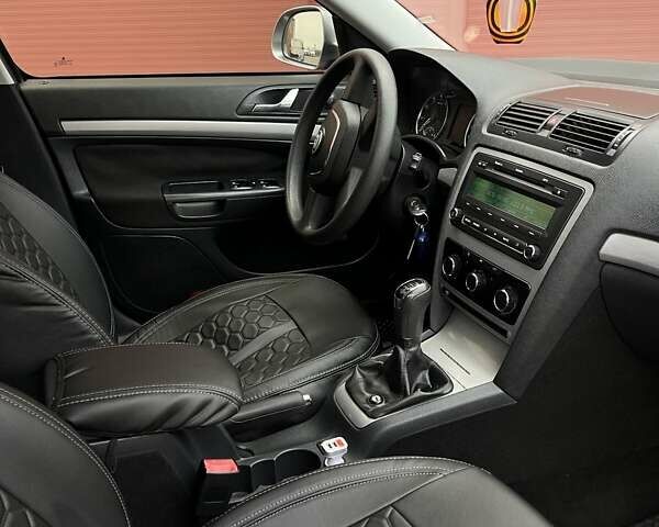 Серый Шкода Октавия, объемом двигателя 1.8 л и пробегом 239 тыс. км за 8800 $, фото 55 на Automoto.ua