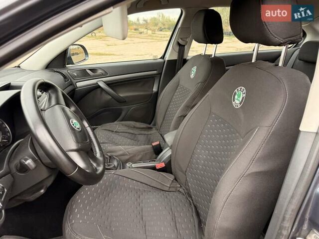 Серый Шкода Октавия, объемом двигателя 1.6 л и пробегом 301 тыс. км за 7500 $, фото 10 на Automoto.ua