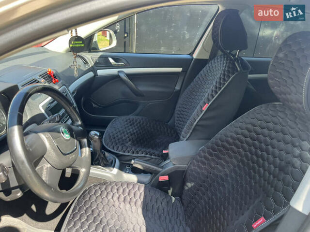 Серый Шкода Октавия, объемом двигателя 1.6 л и пробегом 231 тыс. км за 9100 $, фото 3 на Automoto.ua