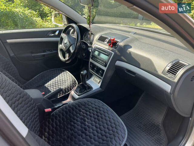 Серый Шкода Октавия, объемом двигателя 1.6 л и пробегом 231 тыс. км за 9100 $, фото 2 на Automoto.ua