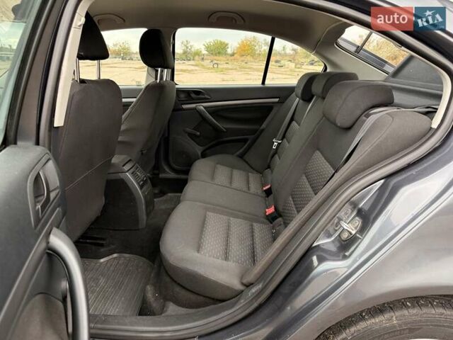 Серый Шкода Октавия, объемом двигателя 1.6 л и пробегом 301 тыс. км за 7500 $, фото 12 на Automoto.ua