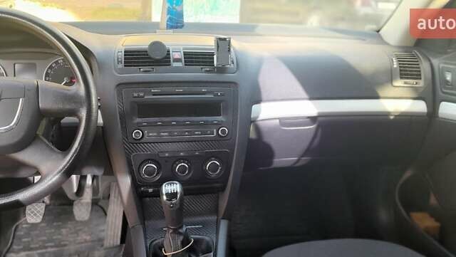 Сірий Шкода Октавія, об'ємом двигуна 1.8 л та пробігом 450 тис. км за 8000 $, фото 6 на Automoto.ua