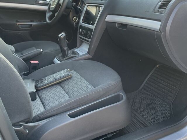 Серый Шкода Октавия, объемом двигателя 1.8 л и пробегом 185 тыс. км за 8000 $, фото 3 на Automoto.ua