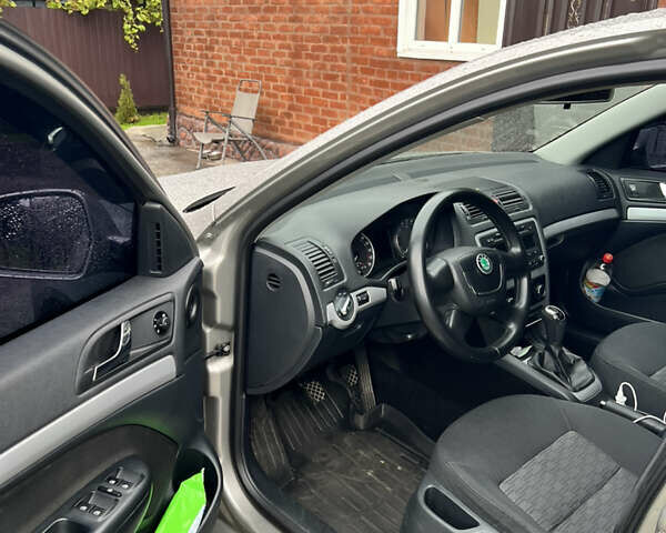 Серый Шкода Октавия, объемом двигателя 1.6 л и пробегом 204 тыс. км за 8000 $, фото 8 на Automoto.ua