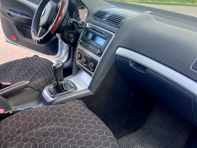 Серый Шкода Октавия, объемом двигателя 1.6 л и пробегом 180 тыс. км за 8400 $, фото 5 на Automoto.ua