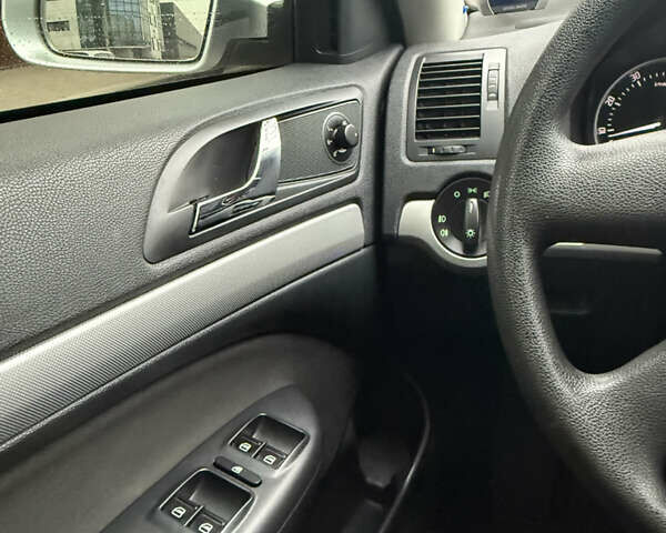 Серый Шкода Октавия, объемом двигателя 1.8 л и пробегом 132 тыс. км за 10500 $, фото 3 на Automoto.ua