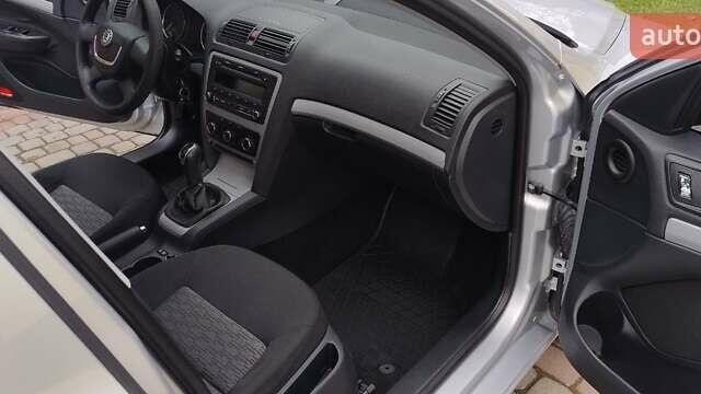 Серый Шкода Октавия, объемом двигателя 1.6 л и пробегом 170 тыс. км за 8800 $, фото 5 на Automoto.ua