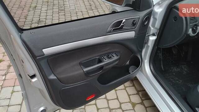 Серый Шкода Октавия, объемом двигателя 1.6 л и пробегом 170 тыс. км за 8800 $, фото 3 на Automoto.ua