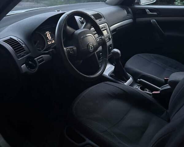 Серый Шкода Октавия, объемом двигателя 1.8 л и пробегом 330 тыс. км за 6800 $, фото 2 на Automoto.ua