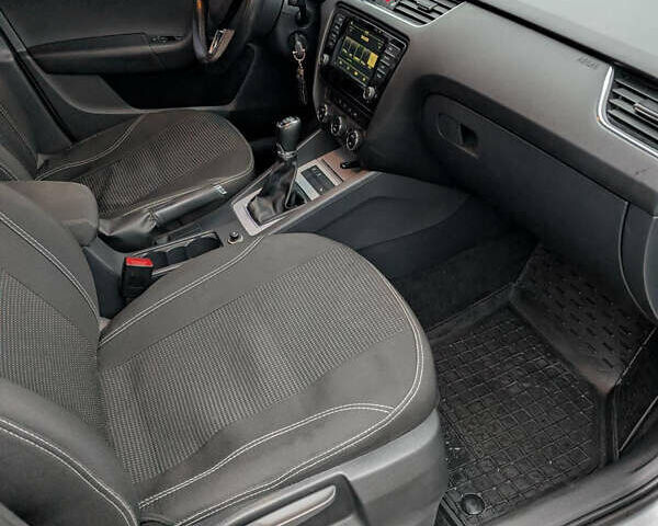 Серый Шкода Октавия, объемом двигателя 2 л и пробегом 269 тыс. км за 11500 $, фото 5 на Automoto.ua