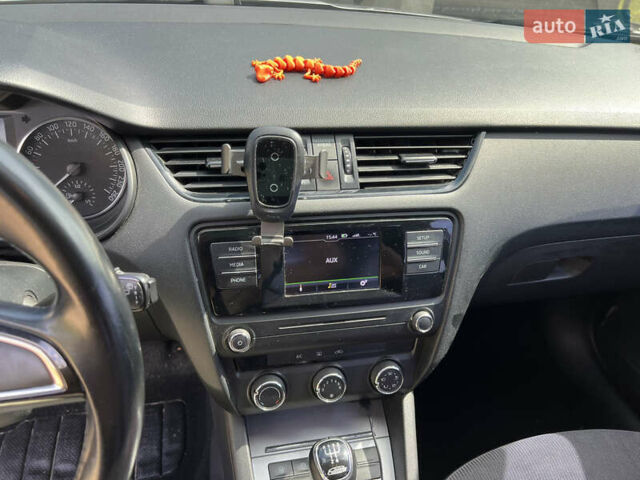 Серый Шкода Октавия, объемом двигателя 1.6 л и пробегом 300 тыс. км за 8800 $, фото 4 на Automoto.ua