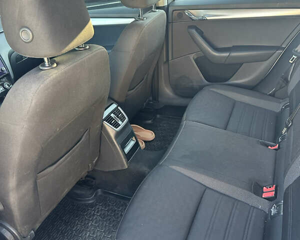 Серый Шкода Октавия, объемом двигателя 2 л и пробегом 275 тыс. км за 13500 $, фото 15 на Automoto.ua