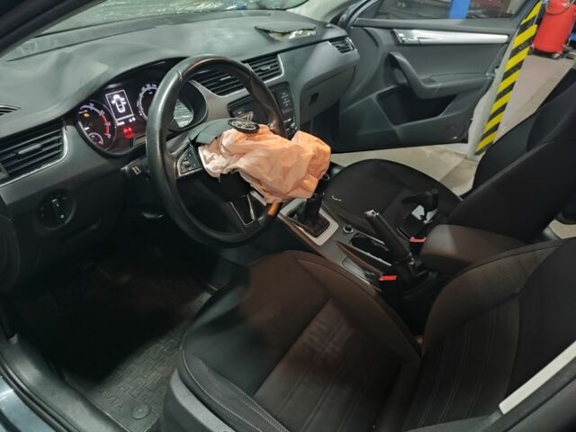 Сірий Шкода Октавія, об'ємом двигуна 0 л та пробігом 215 тис. км за 7800 $, фото 5 на Automoto.ua